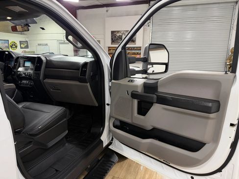 Used 2018 Ford F350 4x4 Crew Cab XL DRW w/ Power Equipment Group image 18