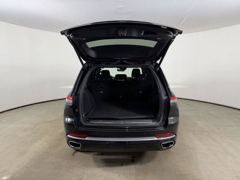 Used 2023 Jeep Grand Cherokee Summit AWD/4WD image 9