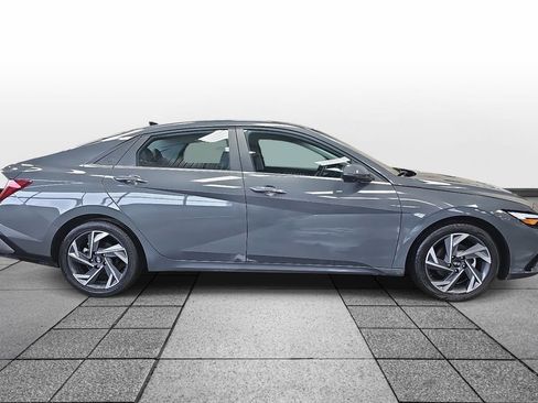 Used 2025 Hyundai Elantra Limited image 4