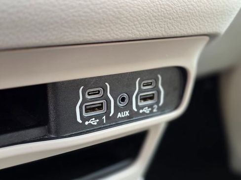 Used 2023 Chrysler Pacifica Touring-L image 36