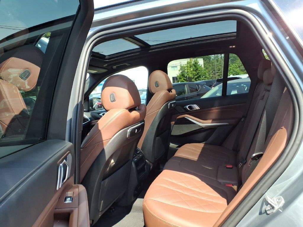 Used 2024 BMW X5 xDrive40i w/ M Sport Package AWD/4WD image 17