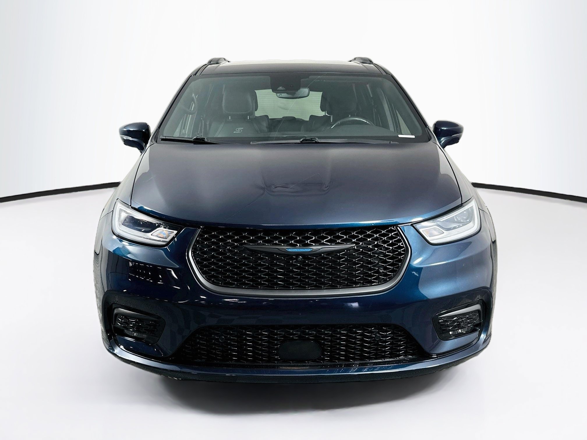 Used 2021 Chrysler Pacifica Touring-L w/ Uconnect Theater Family Group FWD image 2