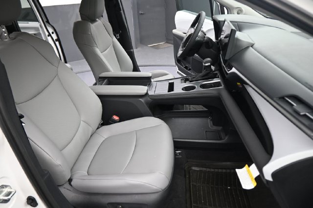 Used 2026 Toyota Sienna XLE FWD image 14