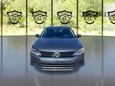 Used 2017 Volkswagen Jetta SE image 2