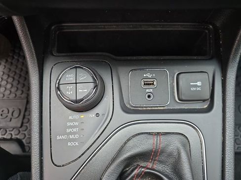 Used 2019 Jeep Cherokee Trailhawk w/ Cold Weather Group image 31