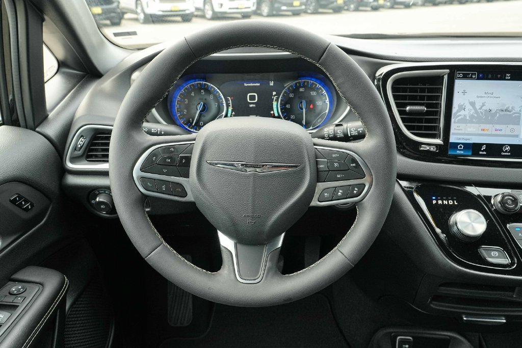 Used 2026 Chrysler Pacifica Select FWD image 33