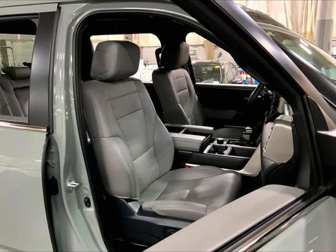 Used 2025 Toyota Tundra Limited AWD/4WD image 9
