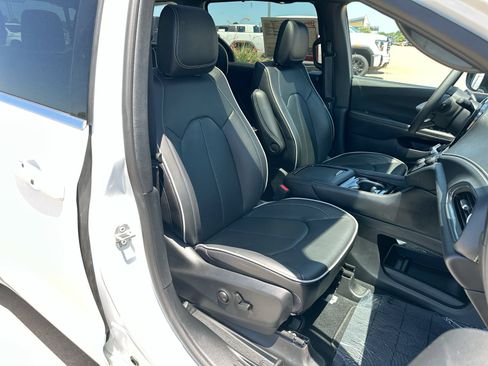 Used 2026 Chrysler Pacifica Limited FWD image 26