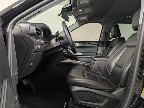Certified 2022 Ford Explorer XLT w/ Equipment Group 202A RWD image 10