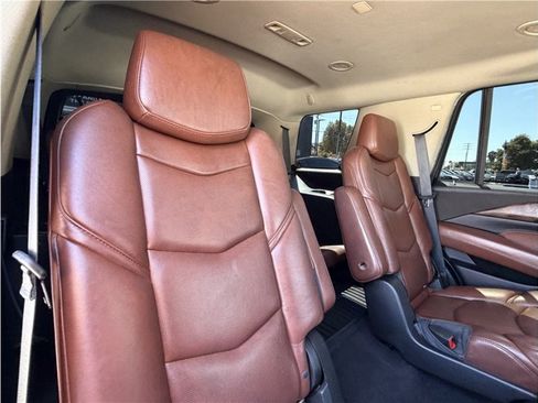 Used 2018 Cadillac Escalade Premium Luxury AWD/4WD image 32