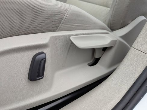 Used 2017 Volkswagen Golf S image 22