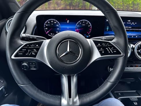 Used 2025 Mercedes-Benz GLB 250 4MATIC image 19