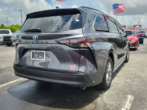 Used 2025 Toyota Sienna XLE FWD image 12
