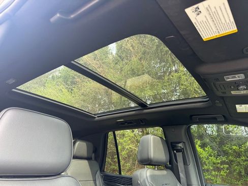 Used 2021 GMC Yukon Denali w/ Denali Premium Package image 12