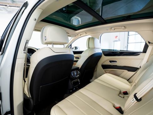 Used 2021 Bentley Bentayga Plug-In Hybrid image 50