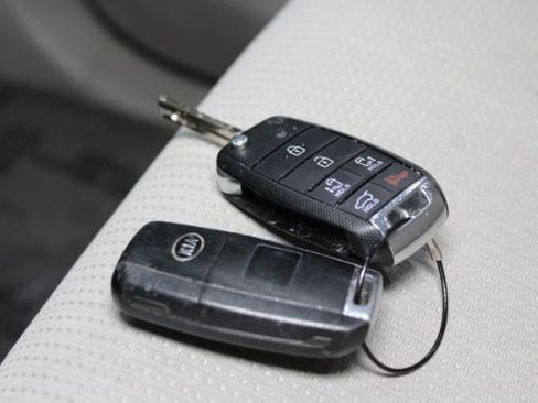 Used 2016 Kia Sedona LX w/ Option Group 020 FWD image 12