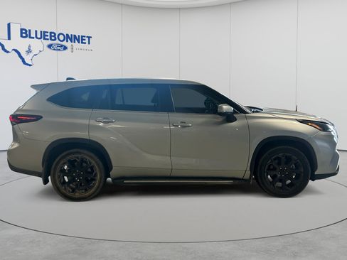 Used 2024 Toyota Highlander LE AWD/4WD image 4
