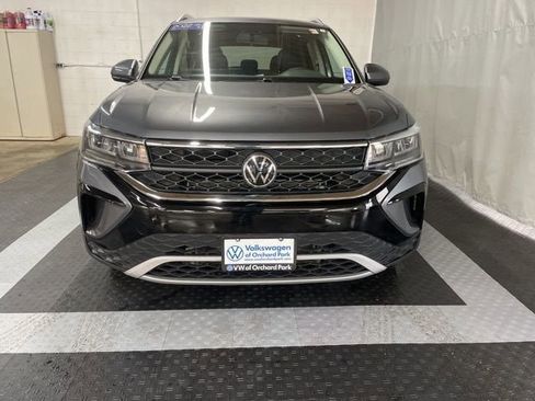 Certified 2022 Volkswagen Taos SE image 1