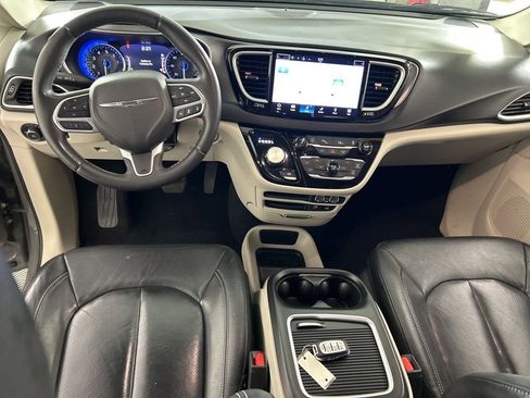 Used 2022 Chrysler Pacifica Touring-L FWD image 14