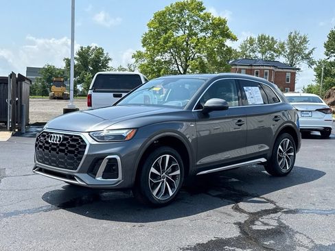 Used 2023 Audi Q5 2.0T Premium w/ Convenience Package AWD/4WD image 3