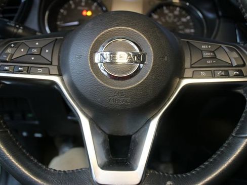 Used 2017 Nissan Rogue SV AWD/4WD image 16