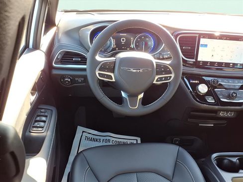 New 2025 Chrysler Pacifica Select FWD image 5