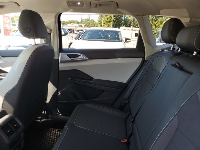 Certified 2025 Volkswagen Taos SE w/ Panoramic Sunroof Package FWD image 17