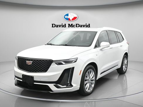 Used 2023 Cadillac XT6 Premium Luxury w/ Technology Package FWD image 4