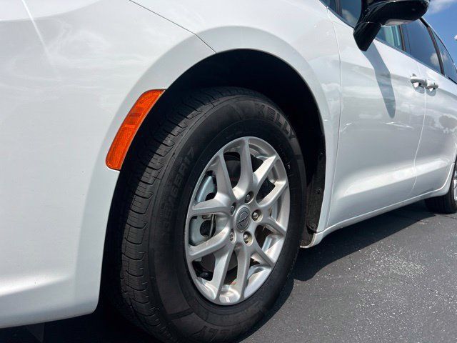 Used 2024 Chrysler Pacifica Touring-L FWD image 14