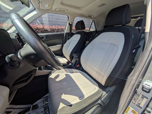 Used 2025 Hyundai Venue SEL FWD image 24