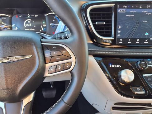 Used 2024 Chrysler Pacifica Select image 12