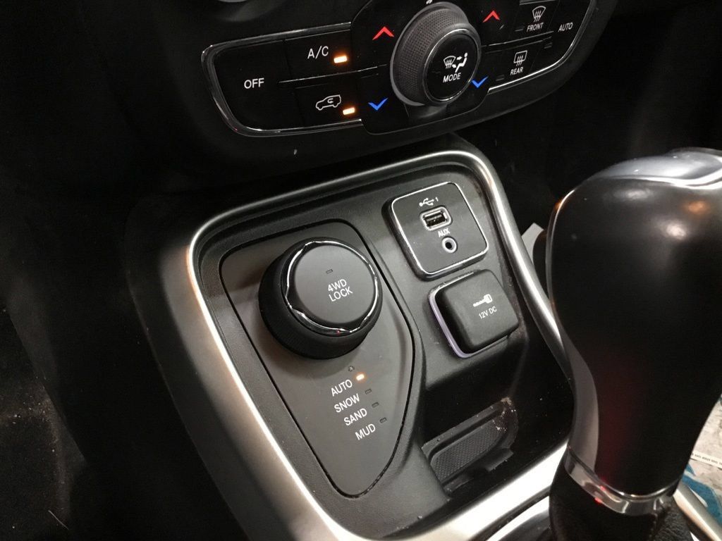 Used 2020 Jeep Compass Latitude w/ Cold Weather Group AWD/4WD image 15