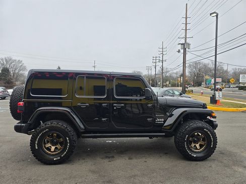 Used 2018 Jeep Wrangler Unlimited Sahara AWD/4WD image 25