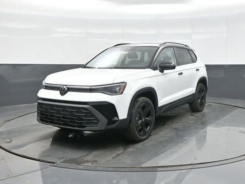 New 2026 Volkswagen Taos SE image 3