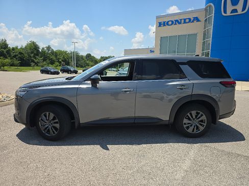 Used 2023 Nissan Pathfinder S FWD image 12
