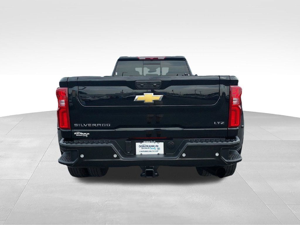 Used 2025 Chevrolet Silverado 3500 LTZ w/ LTZ Plus Package AWD/4WD image 4