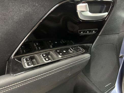 Used 2022 Kia Niro EX Premium image 9