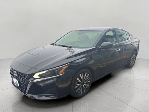 Used 2024 Nissan Altima 2.5 SV image 3