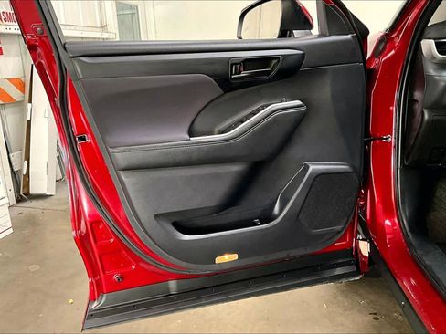 Used 2021 Toyota Highlander LE image 24