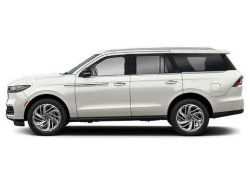 Used 2025 Lincoln Navigator Reserve AWD/4WD image 3