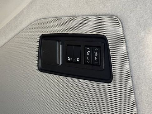 Used 2023 Cadillac Escalade ESV Premium Luxury Platinum AWD/4WD image 13