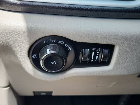Used 2023 Chrysler Pacifica Touring-L FWD image 22