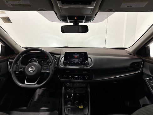 Used 2023 Nissan Rogue SV image 2