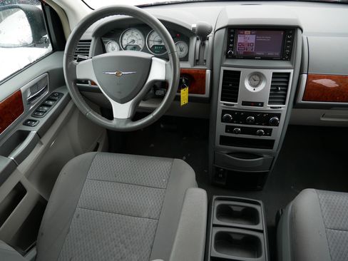 Used 2009 Chrysler Town & Country Touring w/ Heated Seat Group image 9