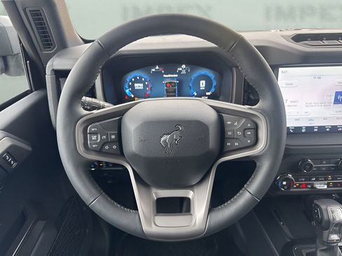 Used 2025 Ford Bronco Badlands image 12