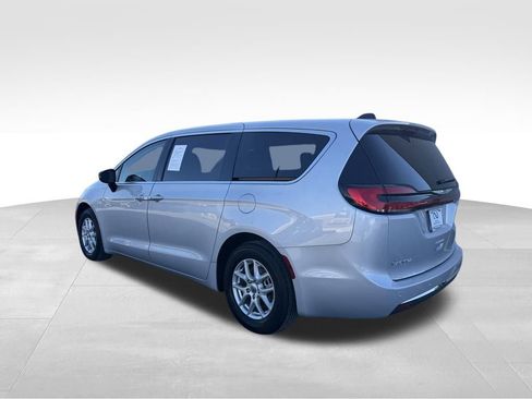 Used 2024 Chrysler Pacifica Touring-L image 5