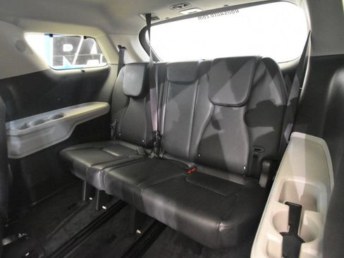 Used 2024 Kia Carnival EX FWD image 15