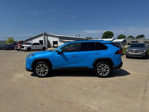 Used 2020 Toyota RAV4 XLE Premium AWD/4WD image 4