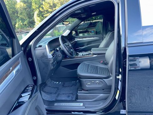 Used 2025 Cadillac Escalade ESV Sport Platinum AWD/4WD image 13