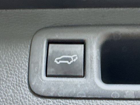 Used 2023 Toyota Highlander LE FWD image 32